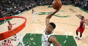 Find the perfect giannis antetokounmpo dunk stock photos and editorial news pictures from getty images. Giannis Antetokounmpo Steuert Die Bucks Mit Einem Triple Double Zum 12 Saisonsieg Eurohoops
