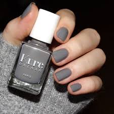 Idea Per Delle Unghie Colorate Di Grigio Con Smalto Del Marchio Kure Bazaar Unghie Idee Per Unghie Unghie Grigie