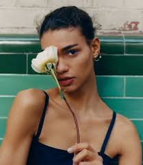 Marcella, kocası tarafından artık onu sevmediğini söyleyip aniden onu terk edince hayatı alt üst olur. Net A Porter Launches Sustainable Beauty Edit Net Sustain Beauty