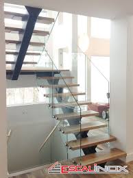 Escalier A Limon Central Avec Garde Corps En Verre Trempe 12mm Entree Maison Moderne Decoration Maison Moderne Escaliers Maison