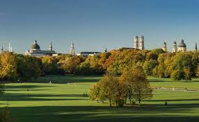 Der englische garten ist münchens größter park und neben biergärten, dem monopteros und surferwellen gibt es auch eine menge platz für jogger. Munchen