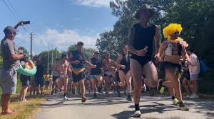 Photo Des centaines de festivaliers célèbrent la « beauferie » à la Fête du ...