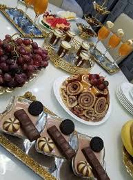 طريقة تزيين مائدة لمناسبتكم تزيين مائدة الخطوبة تزيين مائدة العيد لجميع المناسبات Buffet Food Food Food Presentation