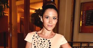 Tandis que l'agresseur se joue de la police, emma passe à l'attaque pour faire tomber la société artextile. Plus Belle La Vie Fabienne Carat S Est Confiee Sur Les Raisons De Son Depart