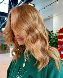 L’inverno 2022 ci propone colori di capelli biondi in toni molto neutri (alcuni più caldi e altri più freddi) perfetti per la pelle marrone chiaro. Capelli Biondi Inverno 2022 Le Tonalita Per Donne Con La Pelle Olivastra