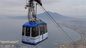 Una funivia è una tipologia di mezzo di trasporto a fune, finalizzato al trasporto di persone o cose i cui veicoli, costituiti da cabine o piattaforme, risultano sospesi ad una fune e vengono trainati da un'altra fune. Monte Faito Domani Riapre La Funivia Ecco Gli Orari E Le Regole Da Seguire Positanonews