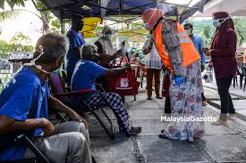 Ini bermakna, pada tahun 2021, orang tua atau warga emas yang layak dan berdaftar dengan jabatan kebajikan masyarakat (jkm) akan menerima bantuan bulanan sebanyak rm500 seorang. Rina Harun Melawat Penghuni Di Pertubuhan Kebajikan Warga Emas Al Fattah