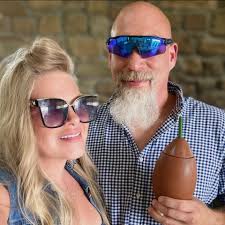 What is the recommended gravel base thickness for a residential driveway?