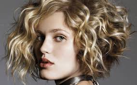 Indémodable au rayon des coupes de cheveux, le carré plongeant séduit toujours plus de femmes. Cheveux Boucles Et Carre Plongeant Pourquoi Pas Femmesdumaroc