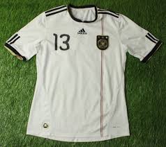 Das passende fantrikot gibt's hier: Germany Home Football Shirt 2010 2012