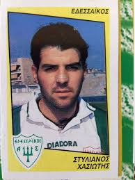 Στέλιος Χασιώτης. Ξεκίνησε ως επιθετικός από την ομάδα του χωριού του, τον Φαλανιακό, που ανέδειξε τον (διεθνή) αρχηγό της ΑΕΛ Τάκη Παραφέστα μεταξύ άλλων. Σε νεαρή ηλικία μεταγράφηκε στον Απόλλωνα Λάρισας που