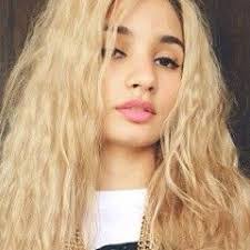 Danielle Lynn's Instagram, Twitter & Facebook