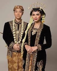 May 21, 2021 · gaun pengantin simple salah satu yang banyak dicari untuk dikenakan di hari spesial. Makna Dari Baju Pernikahan Adat Jawa Wedding Market