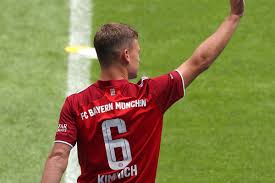 Als echter fc bayern fan bist du hier am absolut richtigen ort. Bayern Munich S Joshua Kimmich Is Already In Midseason Form Barks At Josip Stanisic During Training Bavarian Football Works