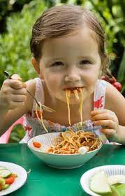 Beri bayi makanan dengan tekstur yang bersesuaian bagi mengelakkannya daripada tercekik. Kanak Kanak Cerewet Dalam Memilih Makanan Perniagaan Katering Restoren