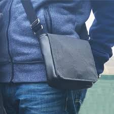 Les poches intérieures et extérieures sont un plus! La Besace Lou Le Projet Couture Sac Homme Version Petite Sacoche Dodynette
