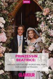 Überglücklich wirbelt er seine frau in ihrem wunderschönen weißen hochzeitskleid durch die luft. Prinzessin Beatrice Ihr Hochzeitskleid Wurde Mal Von Der Queen Getragen Prinzessin Beatrice Hochzeit Prinzessin