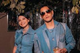 Inspirasi baju kondangan kembar pakai batik bareng pasangan dan keluarga. Afgan Gandeng Rossa Saat Rayakan Ultah Pakai Baju Couple Gemes Banget Matamata Com