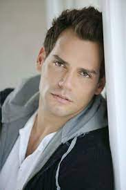 El de enmedio es guapo actor chileno, cristián de la fuente, de 43 años de edad, quien comparte el gusto por la adrenalina con sus compañeros y los ha invitados a volar, porque él es piloto y. Cristian De La Fuente Ecured