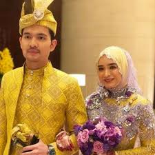 Explore tweets of ziela jalil @zielajalil on twitter. Anggun Bersongket Kuning Sekali Lagi Foto Majlis Resepsi Puteri Sulung Ziela Jalil Curi Perhatian Netizen Vanilla Kismis