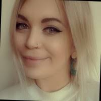 Elle Dean's Instagram, Twitter & Facebook