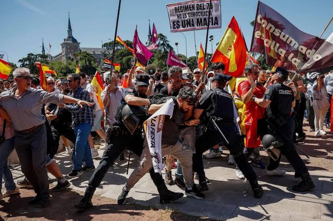 Protestas en España contra Pedro Sánchez y movilización masiva al grito de  “acabar con la mafia del gobierno” | canal26.com