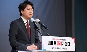 국민의힘 신임 당 대표에 이준석 전 최고위원(36)이 선출된 가운데, 노래 가사를 인용한 당 대표 수락연설문에 흥미롭다는 반응이 이어졌다. Cdn4oaokyobpnm