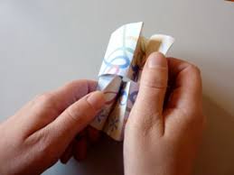With the trihexaflexagon, the paper is folded in half and doubled up to make it thicker and stronger. How To Fold A Hexa Tetraflexagon National Museum Of Mathematics