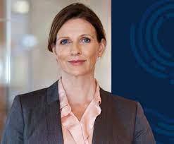 Kim Bowden's Instagram, Twitter & Facebook