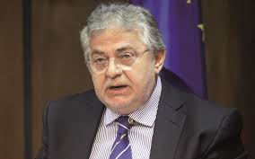 Ξεκίνησε την καριέρα του στην δ' εθνική με τον αήττητο σπάτων, από εκεί. Pe8ane O Robertos Spyropoylos