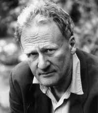 മുലകൾ പിൻമുറ്റത്ത് വെക്കുന്ന സ്ത്രീ