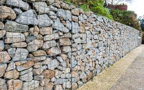 Darin enthalten sind, von fachfirmen ausgeführt, alle befestigten flächen wie terrasse, hauseingang und garagenzufahrt, gartenzaun oder hecke, rasen und die bepflanzung mit bäumen, sträuchern und stauden. Stutzmauer Bauen Kosten Tipps Bauen Und Wohnen In Der Schweiz