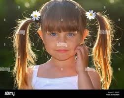 Porträt von Beautiful Girl Zopf und Daisy Blume Stockfotografie