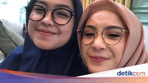 Ia pun bergaya ala petani, lengkap dengan topi caping di kepalanya. Ketika Nagita Slavina Pakai Hijab Ala Ria Ricis Mirip