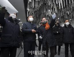 야권의 유력한 대선주자로 꼽히는 윤석열 전 검찰총장이 9일 독립운동가 우당 이회영 선생 기념관 개관식에 참석하며 검찰총장직 사퇴 후 첫 공개행사에 모습을 드러냈다. í¬í†  ë‚¨ì‚° ì˜ˆìž¥ìžë½ ìš°ë‹¹ ì´íšŒì˜ ê¸°ë…ê´€