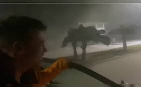 Martes, 6 de octubre, 2020. Cazatormentas Recorre Cancun Al Paso Del Huracan Delta Video Aristegui Noticias