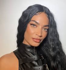 Oct 14, 2018 · con i capelli neri è possibile sbizzarrirsi anche con gli hair chalk, i gessetti colorati per capelli in tinte crazy, e sperimentare tutte le sfumature … Elodie Capelli Lunghi Corti Rosa O Neri Il Segreto Dietro Ai Suoi Cambi Di Look Il Giornale D Italia