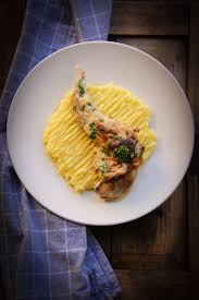 Presaram carnea de iepure cu sare, cimbru, piper. Iepure La Cuptor In Sos Alb Reteta Friptura De Iepure Frageda Si Moale Bobul Verde