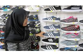 Kelebihan sepatu futsal puma jika dibandingkan dengan brand lain adalah harganya yang terjangkau. Sepatu Sneakers Diminati Banyak Kalangan