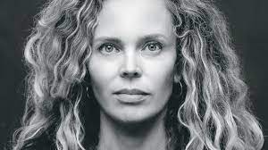 Twee jonge prostituees proberen zich er vol goede moed door het leven te slaan, terwijl ze dromen van een betere toekomst. Roxane Van Iperen Ein Versteck Unter Feinden Swr2