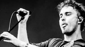 Sam Fender, de onverwachte (?) headliner op Rock Werchter: 'Eén van mijn  beste eigenschappen: mijn scheten hebben een zeker timbre waarmee ik de  lachers bijna altijd op mijn hand krijg'