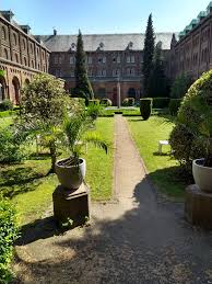 De nieuwsbrief nr.1 van november 2018 van de abdij keizersberg maakt samen met het erfgoeddossier helaas komaf met de legendarische vriendschap tussen het park rond de abdij op de keizersberg wordt in 2009 voor een periode van 99 jaar in erfpacht gegeven aan de stad leuven. De Geheimen Van De Keizersberg Leuven Wannderful