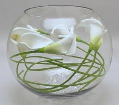 Le Vase Boule Petit Objet Avec De Grandes Idees Archzine Fr Piece Centrale Avec Lys De Calla Deco Table Mariage Centre De Table Pour Mariage