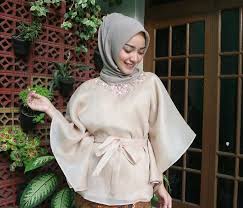 Kalau kamu ingin lebih tertutup lekuk tubuhnya bisa menggunakan kain penutup badan ala jubah dengan 1 kancing pada bagian atas penutup badan. Konsep 36 Baju Pesta Model Dress Organza 2020