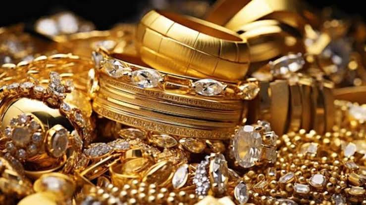 Gold prices hit record high in Pakistan amid global market surge