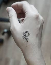 rosa delicada tatuada en la mano pilottattoo karizmatik dovmeler mini tattoos inspiration tattoos