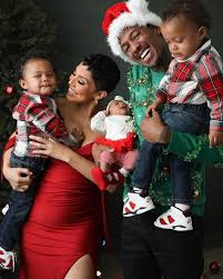 Abby De La Rosa And Her Family Of 5 Posed For Holiday Pictures