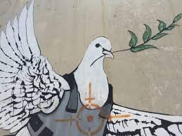 Banksy est très inspiré par les rats, qu'il semble souvent associer à la race humaine. Banksy S Palestine Where To Find Banksy Street Art In The West Bank