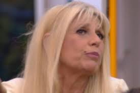 Alba parietti accoglie maria teresa ruta in passerella e l'azzanna: Maria Teresa Ruta Vestita Da Sposa Ecco Perche Indossava Quel Vestito In Puntata Bigodino