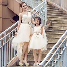 Seleziona l'abiti mamma e figlia uguali che ti piace dal nostro elenco e richiedilo online. Mini Me Abiti Da Cerimonia Set Per Mamma E Figlia Corto E Asimmetrico In Tulle E Raso Con Fiocco E Punti Luci Sposamore